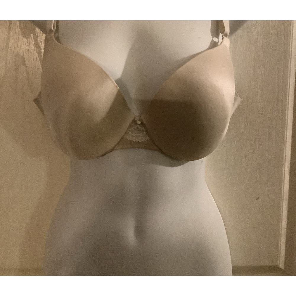 Bra. Maidenform brand, crème white, padded bra, size 36C